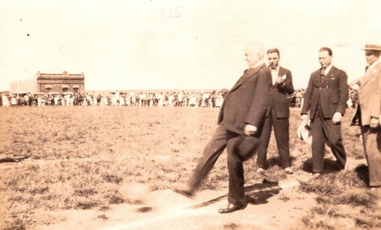 Cancha del Club Atlético (hoy plaza 25 de Mayo) Gobernador Ramón Mihura dando el puntapié inicial en el evento deportivo. Imagen 1924- Colección particular-