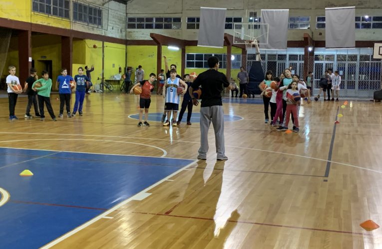 Este sábado en el Polideportivo Gral. San Martín de Basavilbaso se realizará un encuentro de básquet