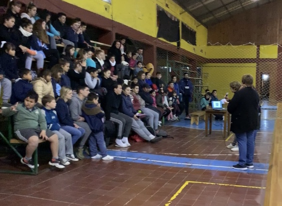 Lalcec Basavilbaso y la nutricionista, Ariadna Robles brindaron una charla sobre hábitos saludables a jugadores de la Escuela Municipal de Vóley