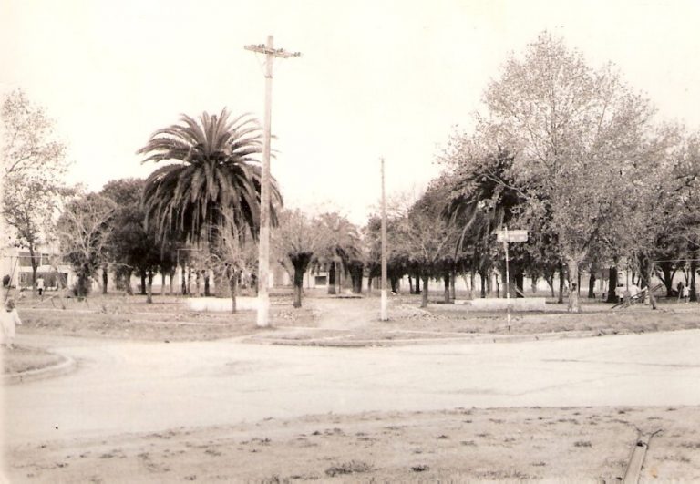 Vista de la plaza desde la intersección de Avenida San Martín y Herminio J. Quirós en la década del 80. (Gentileza Yanina Barrientos)