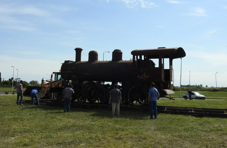 Se concretó el traslado de la locomotora 205 al acceso oeste de Basavilbaso