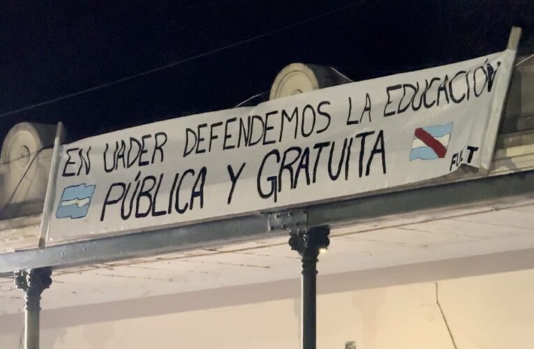 El Centro de Estudiantes de la FHAyCS de UADER organizó una clase abierta en defensa de la universidad pública