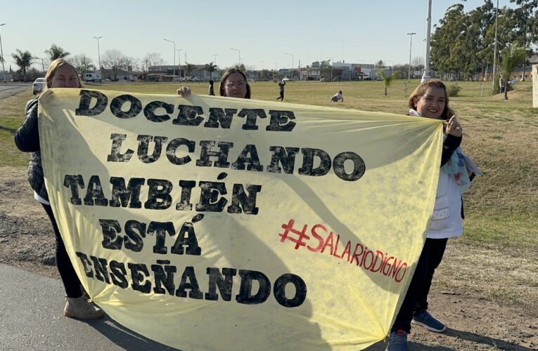 Docentes realizaron una volanteada y marcha en Basavilbaso para reclamar mejores condiciones laborales