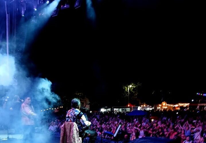 Inolvidable presentación de Los Palmeras, los nuevos padrinos de la Fiesta de la Playa