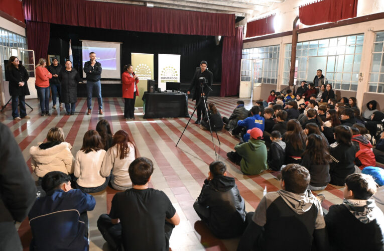 Hein recorrió la escuela Almafuerte, entregó equipamiento y dialogó con los estudiantes